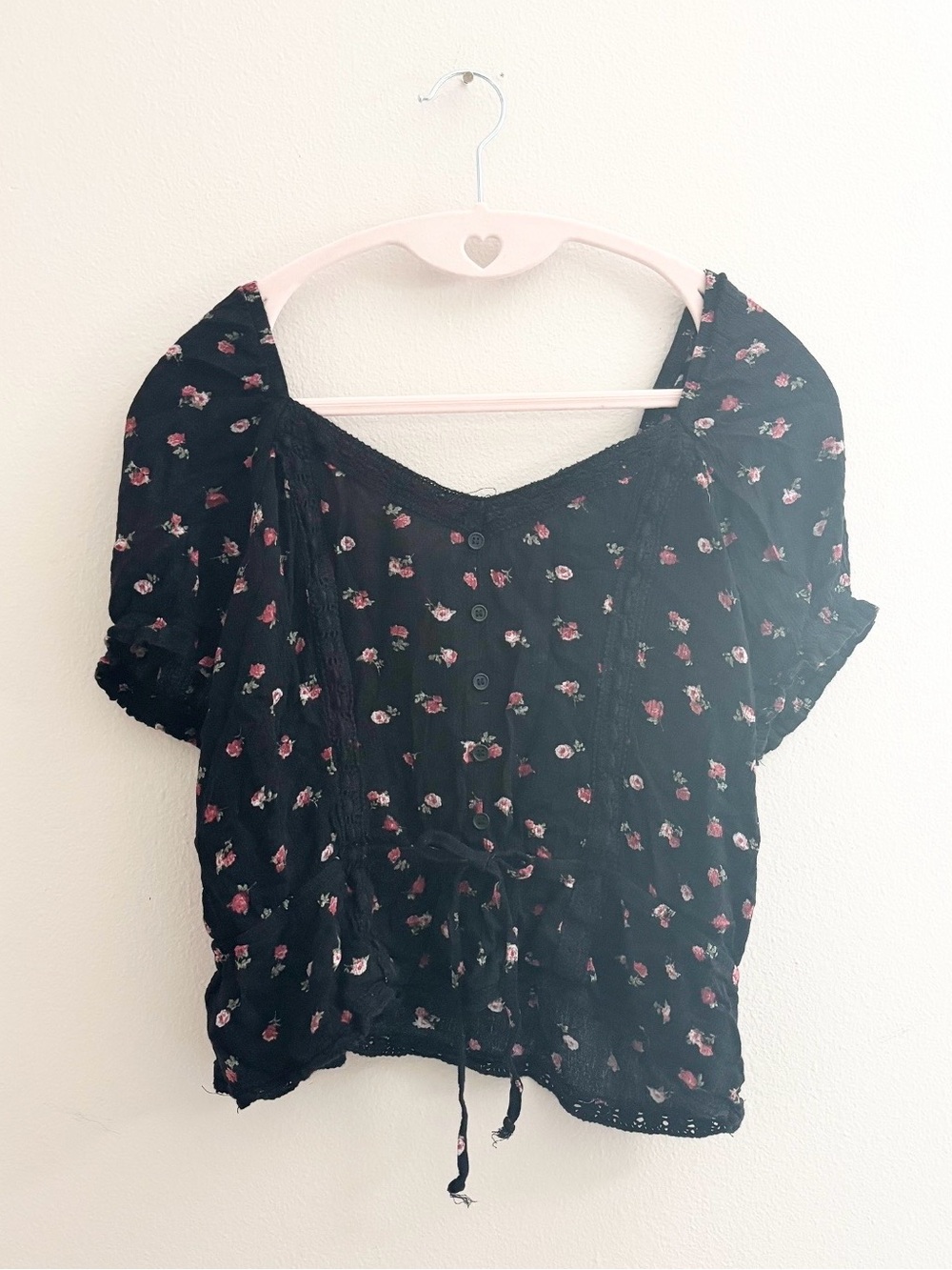 5/$15 🩷 Belle Du Jour Black Floral Button-Front Peasant Top
